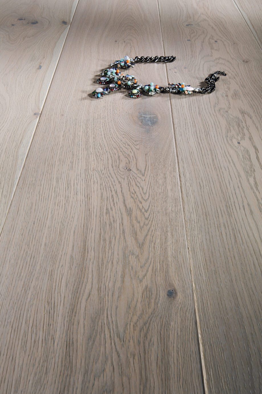 Parquet Oak, Senses Touch, 1-strip, beveled, brushed, stained, matt lacquer