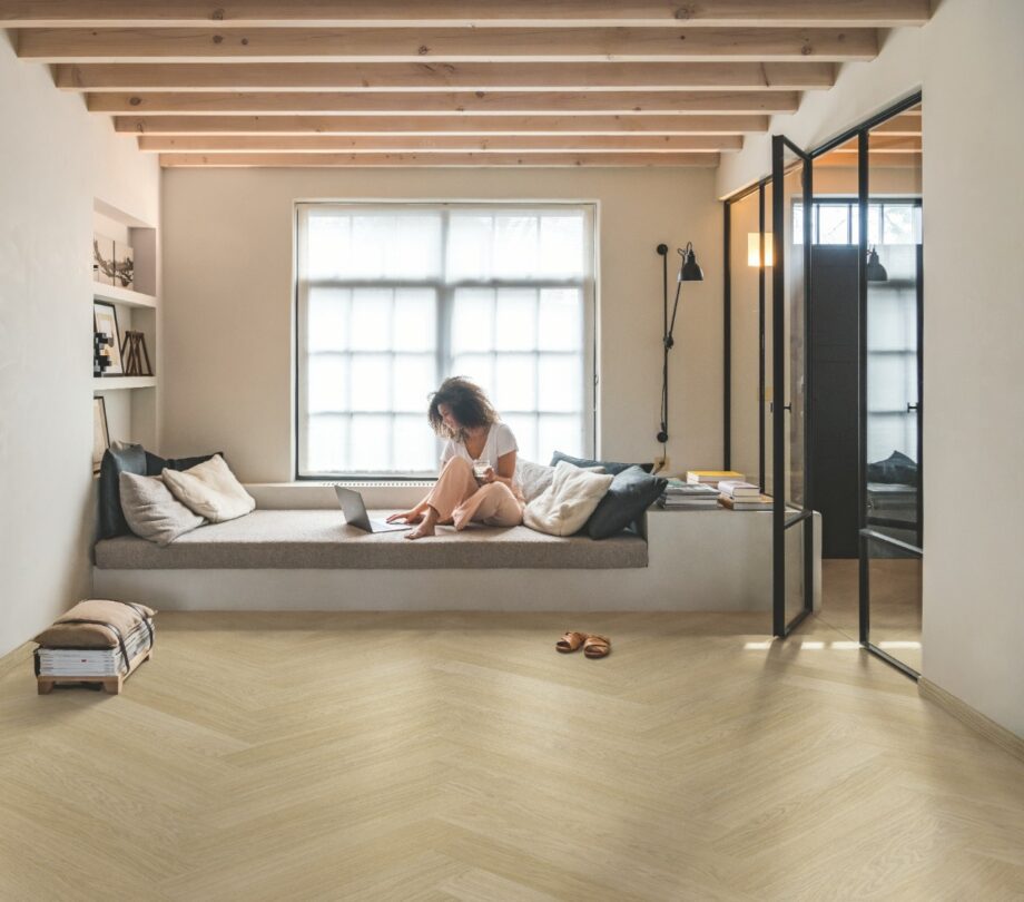 Vinylboden Fischgrät LVT Quick Step Pristine Serene Oak Light Natural – verlegt auf dem Schlafzimmerboden.