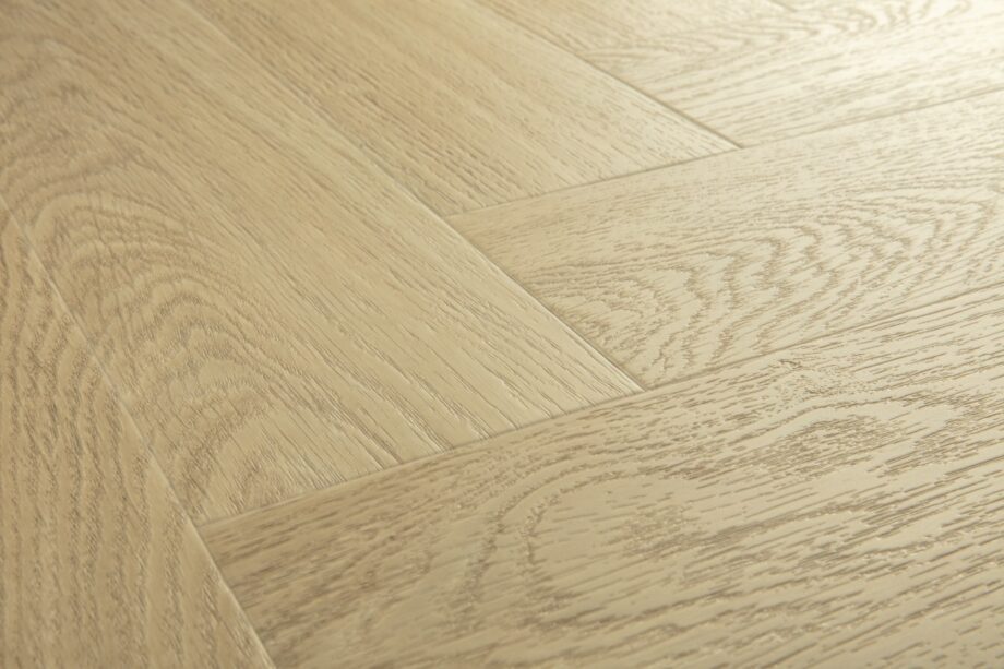 Vinyylilankku kalanruoto tarjous Quick Step Pristine Serene Oak Light Natural – lajitelman ja sävyn kuvaus.