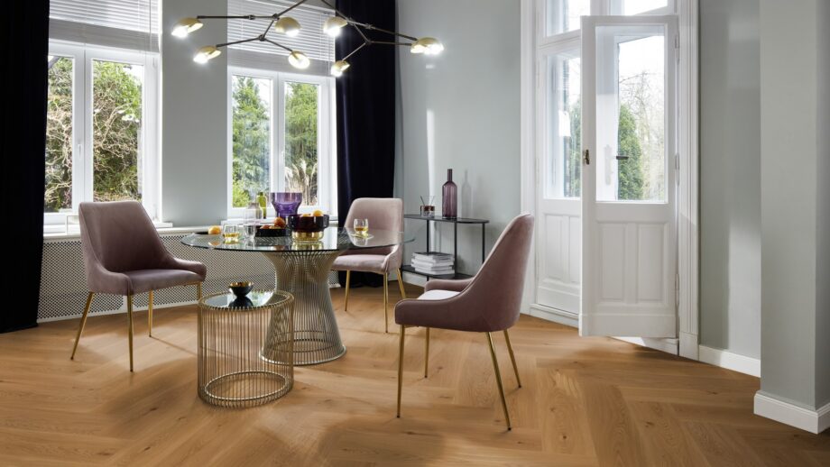 kalanruoto-tammi-mix-viistetty-harjattu-oljyvahaa-180mm Kalanruoto tammi Mix viistetty harjattu öljyvahattu 180mm – luonnollinen sävy ja elävä lajitelma, jossa tammen kauniit syykuviot korostuvat. Asennettu ruokasaliin, jossa on ruokapöytä ja tuolit.