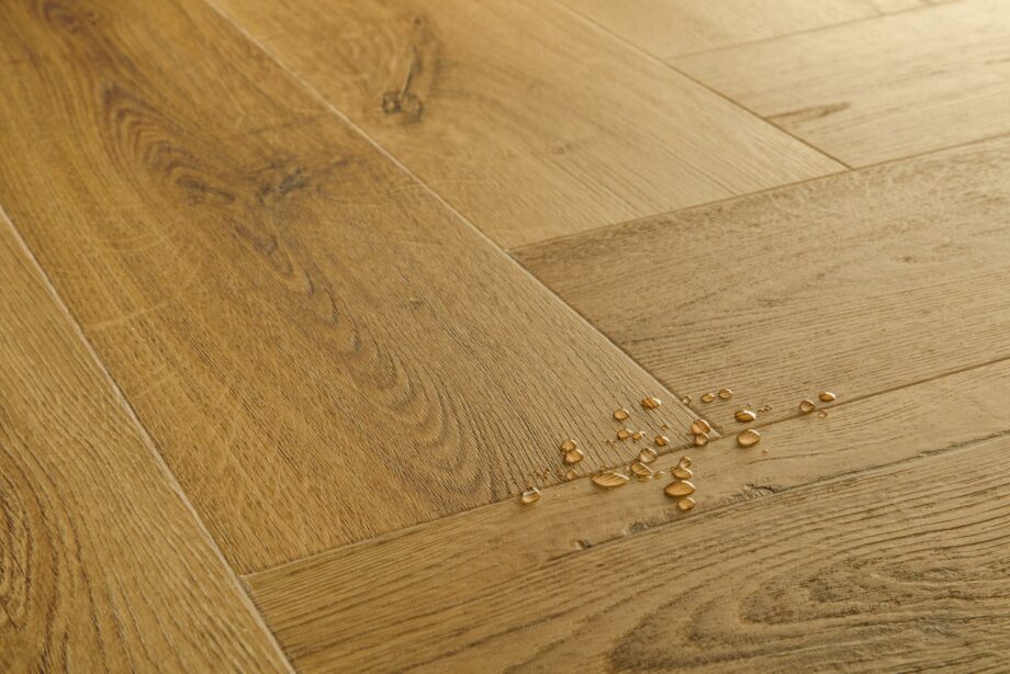 vinyylilankku-kalanruoto-quick-step-ciro-botanic-smoked-oak Vinyylilankku kalanruoto Quick Step Ciro Botanic Smoked Oak – tummanruskea, hienovaraisesti harjattu tammen sävy, jossa on lämmin ja luonnollinen ilme. Moderni kalanruotokuvio korostaa puunsyiden kauneutta ja tuo sisustukseen ajattoman tyylin. Lattialla näkyvät vesipisarat korostavat vinyyliparketin täydellistä vedenkestävyyttä.