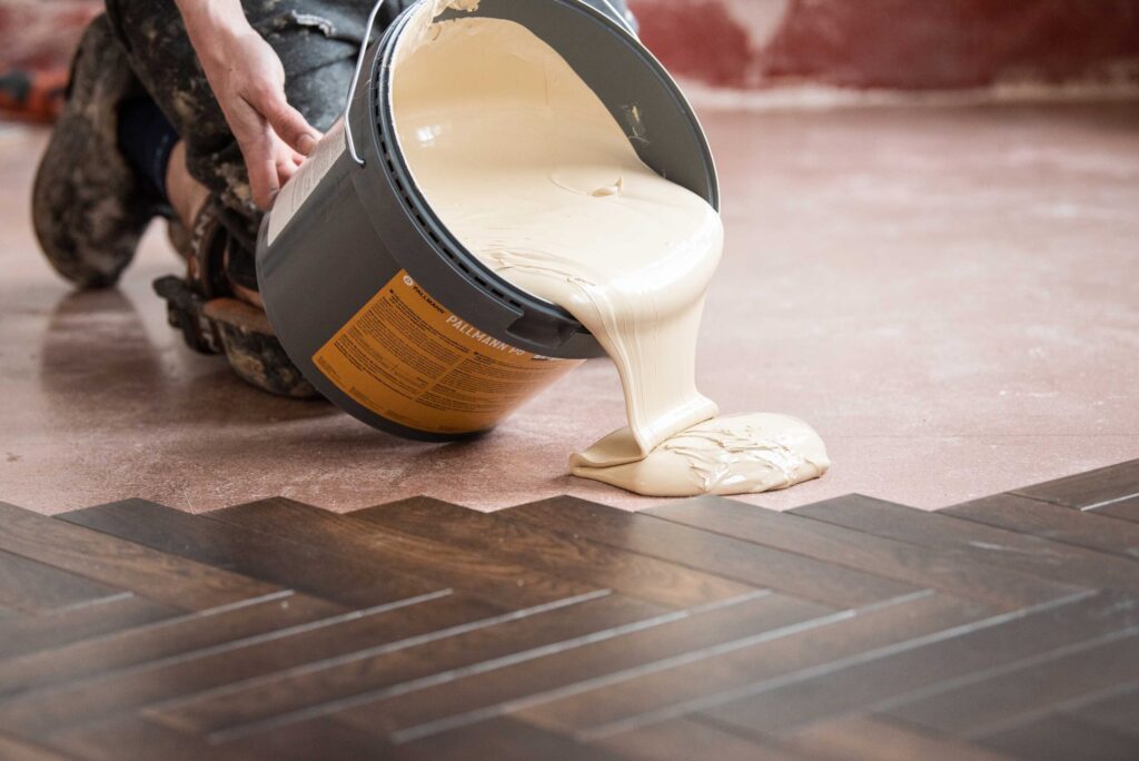 Wood floor adhesive Pallmann P5 pouring onto the floor
