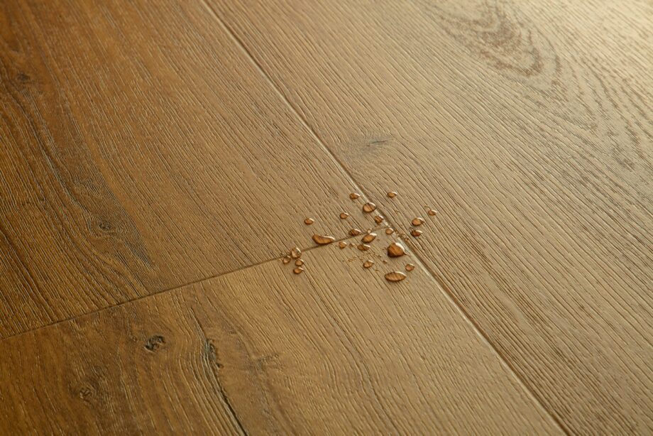 lvt-parkett-quick-step-bloom-botanic-caramel-oak LVT parkett Quick-Step Bloom Botanic caramel oak tooni ja disaini kirjeldus. Veepiisad parketil viitamaks veekindlusele.