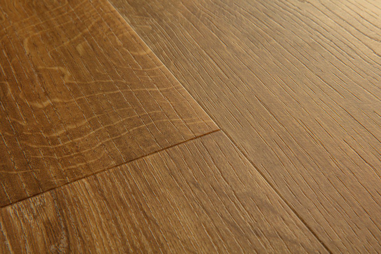 Vinüülparkett Quick Step Bloom Autumn Oak Brown, soe tammepruun toon ja naturaalne puidusüü muster.