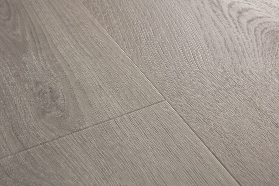 vinuulparkett-quick-step-bloom-botanic-grey Vinüülparkett Quick-Step Bloom Botanic Grey halli tooni ja tammelaua disainiga.