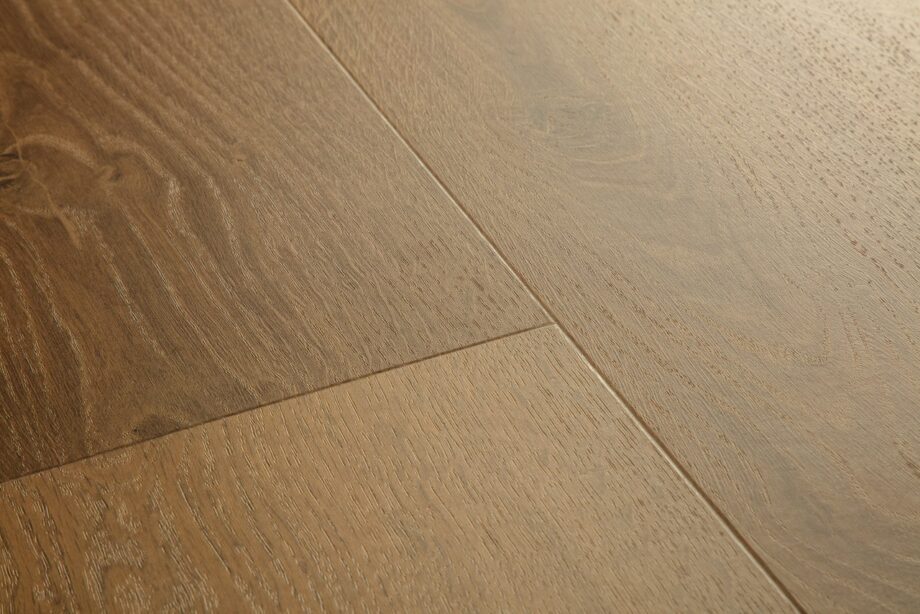 Vinüülparkett Quick-Step Bloom Elegant Fumed Oak. Helepruun toon ja põrandalaud tamm disain.