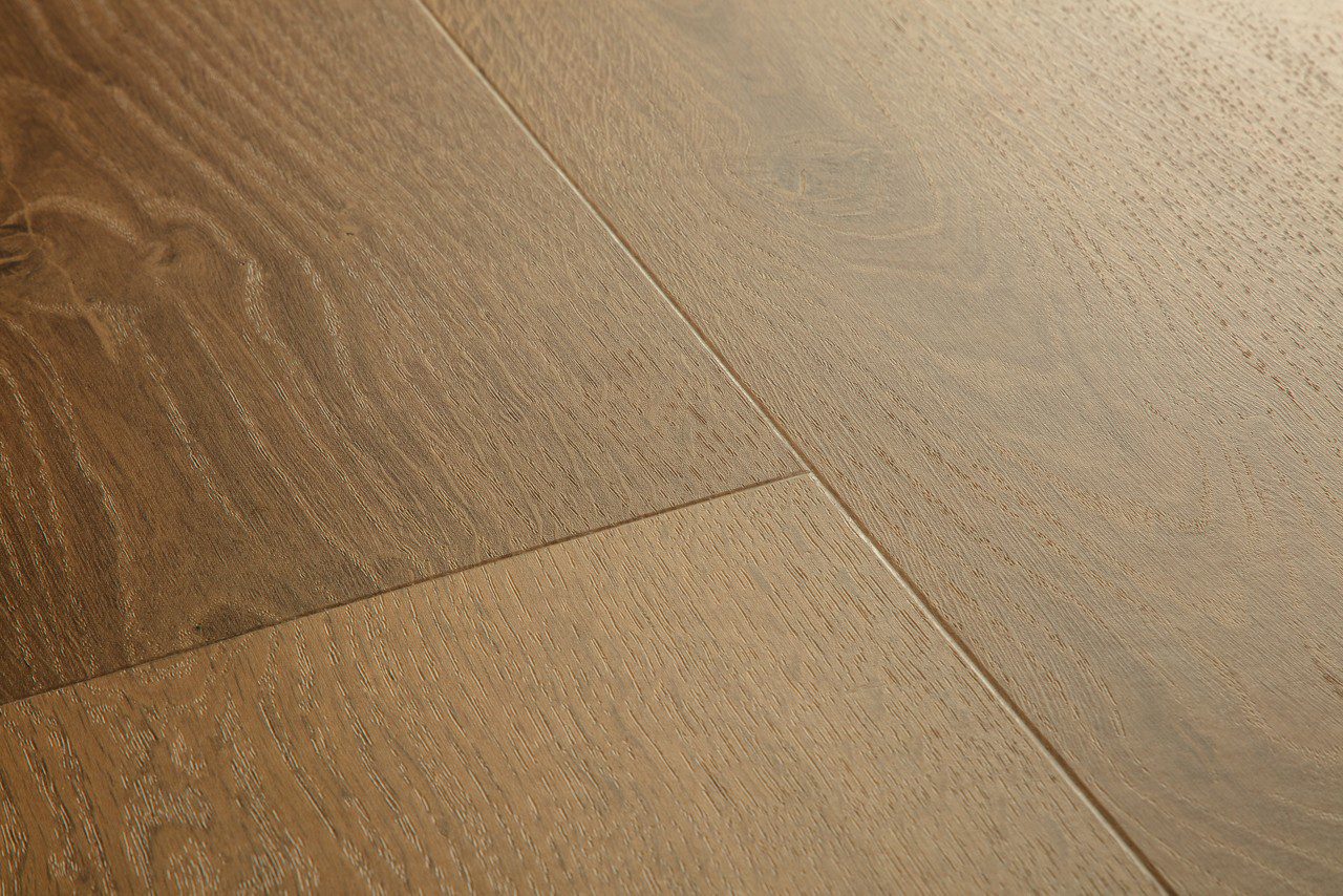 Vinüülparkett Quick-Step Bloom Elegant Fumed Oak. Helepruun toon ja põrandalaud tamm disain.