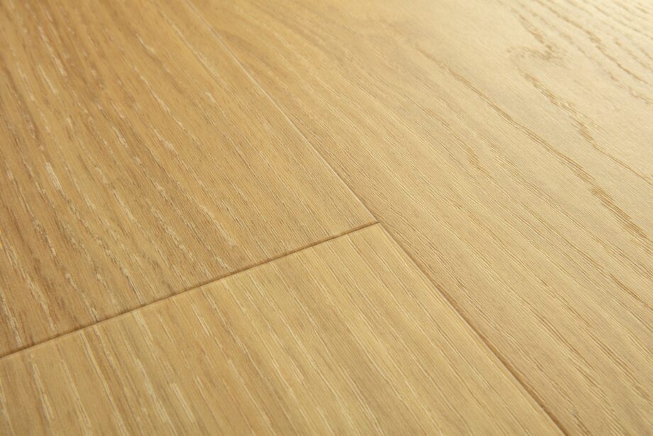 Vinüülparkett Quick-Step Bloom Pure Oak Honey sooja naturaalse tamme tooni ja oksavaba puidu mustriga.