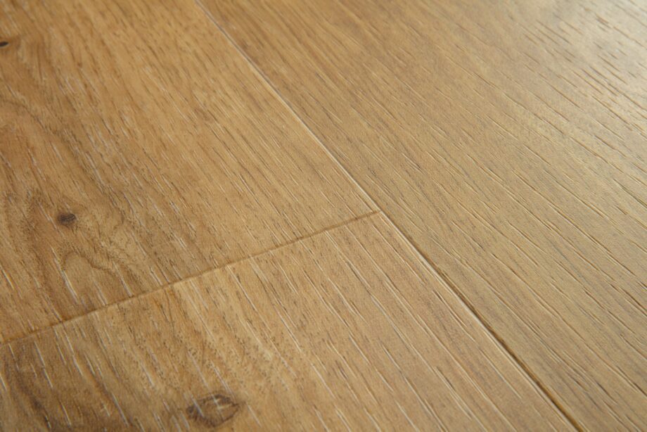 vinuulparkett-quick-step-blos-cottage-tamm-natural Vinüülparkett Quick-Step Blos Cottge tamm natural naturaalse tamme tooni ja rustikaalse tammest põrandalaua disainiga.