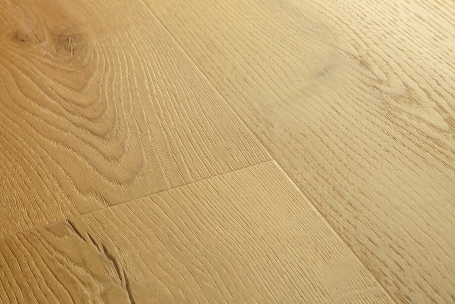 vinyylilankku-quick-step-bloom-brushed-oak-honey Vinyylilankku Quick Step Bloom Brushed Oak Honey, lämmin hunajainen tammen sävy ja harjattu tammikuviointi.