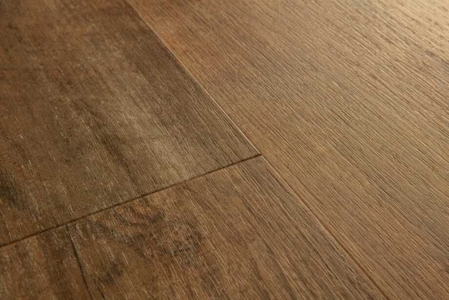 vinyylilankku-quick-step-bloom-sundown-pine Vinyylilankku Quick Step Bloom Sundown Pine, lämmin kullanruskea mäntysävy ja lankkudesign.