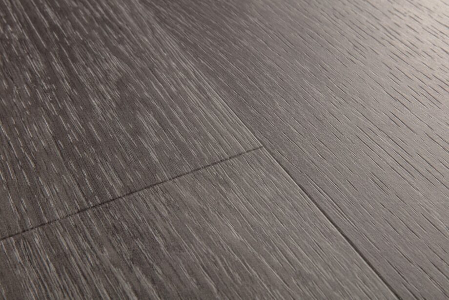 vinyylilankku-quick-step-blos-silk-tammi-dark-grey Vinyylilankku Quick Step Blos Silk tammi Dark Grey asennettu lattialle harmaan tumma tammikuosi luonnollinen puunsyy ja hillitty sävyvaihtelu moderni vinyylilattia sisustuksessa
