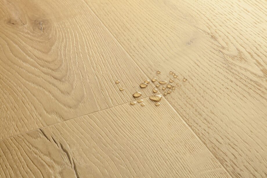 Vinyylilattia Quick Step Bloom Brushed Oak Beige, vaalea beige sävy ja harjattu tammikuviointi.