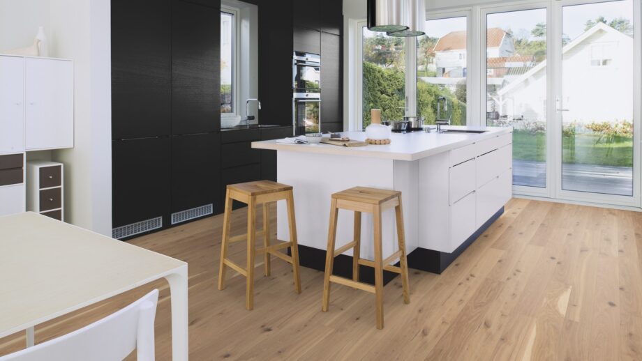 laudparkett-bauwerk-boen-casapark-tamm-46-vivo-harjatud-avorio-hele-olivaha-138mm Laudparkett Buwerk Boen Casapark tamm 46 Vivo harjatud Avorio heleda õlivahaga kaetud. Paigaldatud modernse köögi põrandale. Köögisaar koos toolidega.