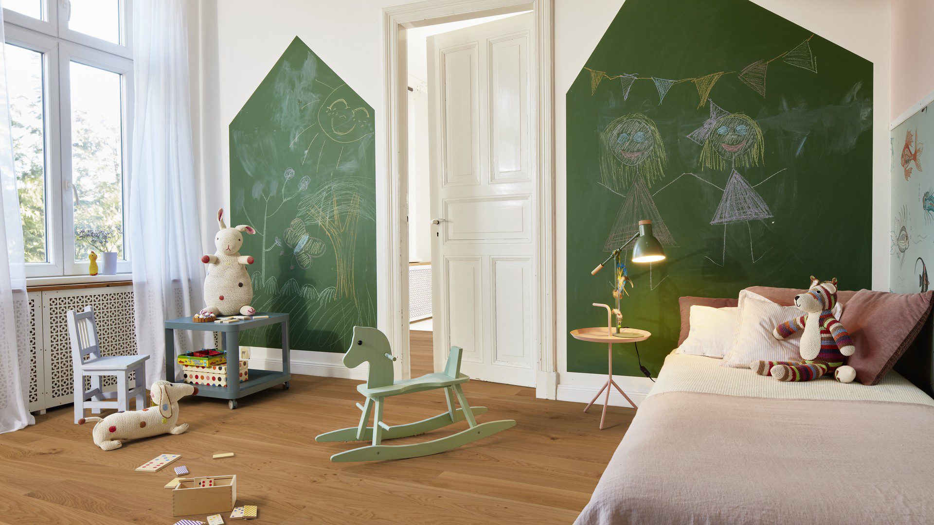 Laudparkett Bauwerk Casapark Budget Cut 35 harjatud õlivahatatud naturaalse tamme tooniga ja kergelt rustikaalse sorteeringuga paigaldatud paigaldatud lastetoa põrandale.