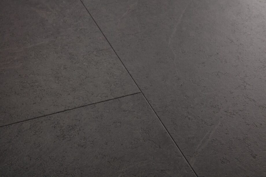 lvt-parkett-quick-step-oro-black-slate LVT parkett Quick-Step Oro Black Slate looduskivi disaini ja tumehalli tooniga.