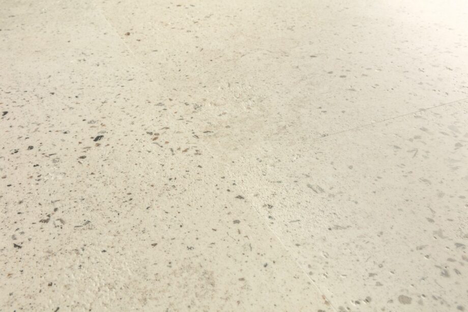 lvt-porandakate-quick-step-illume-pebble-concrete LVT põrandakate Quick-Step Illume Pebble concrete heleda tooni ja säbrulise betooni disainiga.