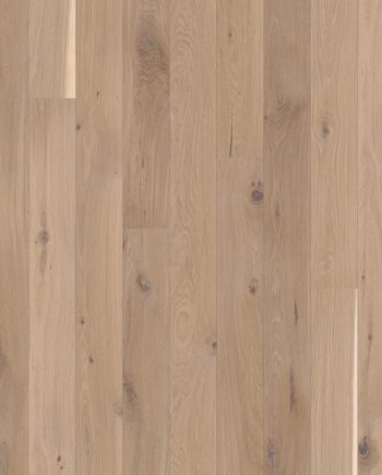 Parketti Bauwerk Casapark tammi 46 Farina asennettuna kodin lattialle – vaalea, pehmeän lämmin tammensävy (Farina) ja rustiikkinen sorteerus (oksakohtia sekä eläväistä sävyvaihtelua). Harjattu pinta ja öljyvahattu viimeistely tuovat esiin puun luonnollisen tekstuurin.