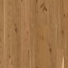 Parkettilattia Bauwerk Boen Casapark tammi 46 Vivo (138 mm), harjattu ja öljyvahattu, asennettuna kodin lattialle – luonnollinen, lämminsävyinen tammensävy (Vivo) ja rustiikkinen sorteerus (oksakohtia sekä eläväistä sävyvaihtelua). Harjattu pinta korostaa puun aitoa tekstuuria.