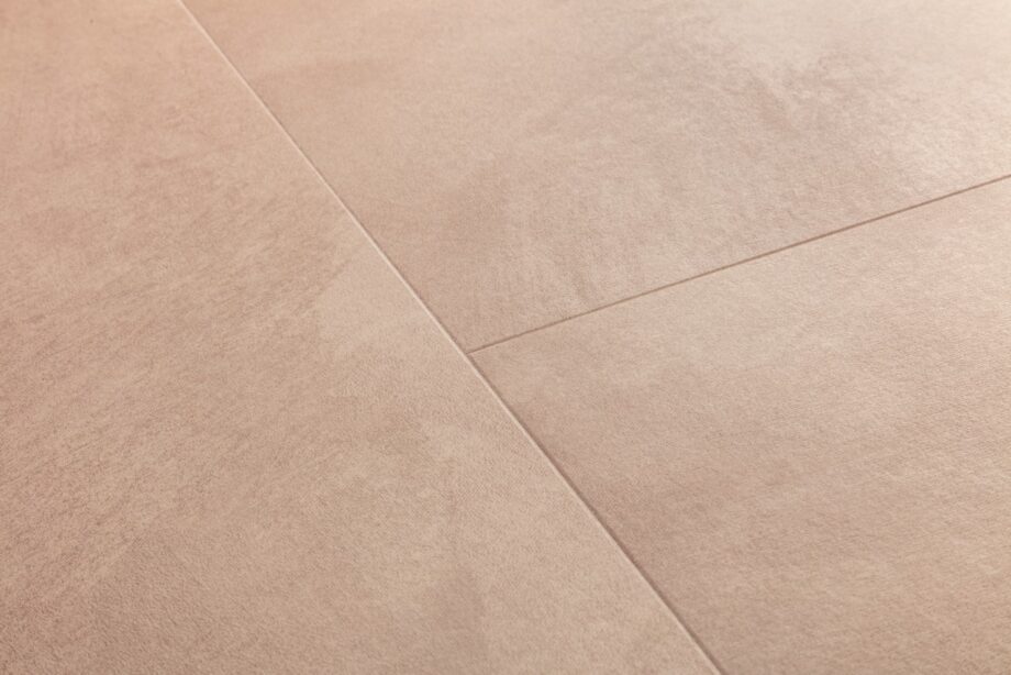 Vinüülparkett Quick-Step Illume Soft blush roosakas beezhi tooni ja betooni disainiga
