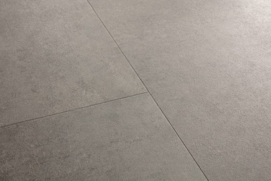 vinuulparkett-quick-step-oro-concrete-rock Vinüülparkett Quick_step Oro Concrete rock helehalli tooni ja betooni disainiga.