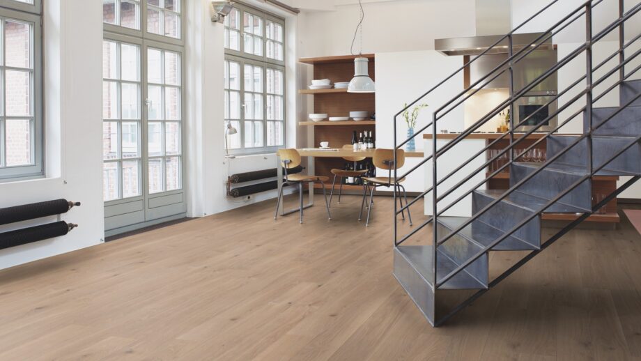 Parkettpõrand Bauwerk Casapark tamm 35 Crema heleda B-Protect lakiga viimistletud ja paigaldatud 
