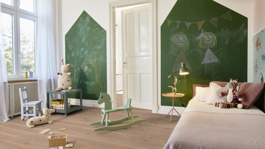 Tammeparkett Bauwerk Casapark tamm 35 Crema harjatud ja B-protect ultra matt lakiga viimistletud paigaldatud lastetoa põrandale. 