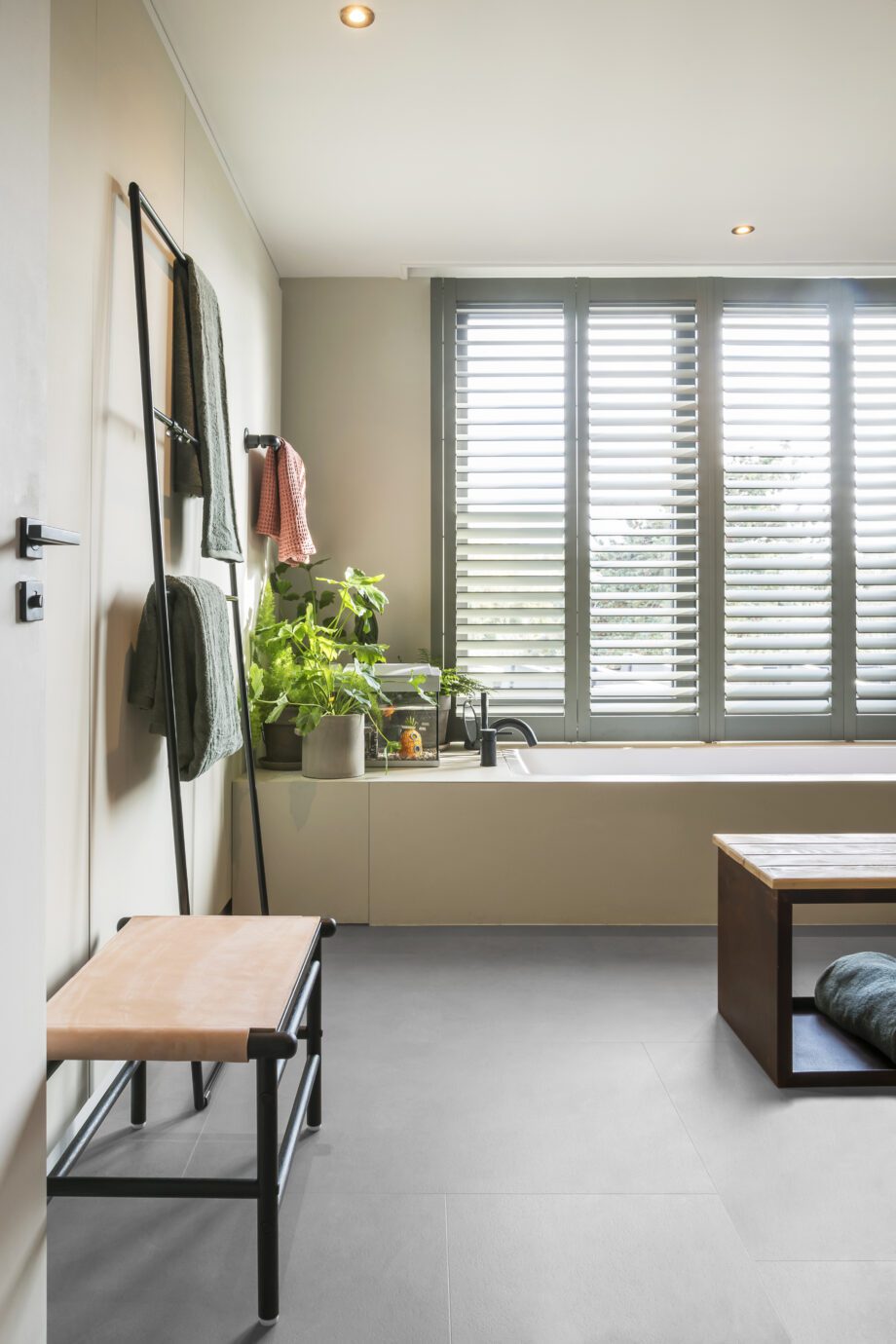 Tugevdatud südamikuga LVT vinüülplaat Floorify Large Tile Oyster F015 2 Tugevdatud südamikuga LVT vinüülplaat Floorify Large Tile Oyster F015
