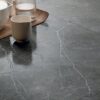Marmorimustriga suurplaat ABK Sensi 900 Stone Grey – interjöör