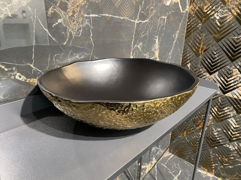 Metalliefektiga reljeefne keraamiline seinaplaat Dune Tabarca Gold Glossy – interjöör