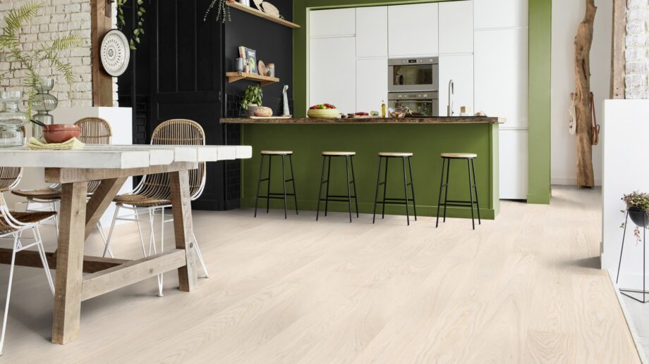 Parkett Tarkett, Grace, Tamm White Lace (valge) Plank XT, 1-lip, 2 külge mikrofa 2 Tammeparkett Tarkett Grace White Lace Plank XT köögis