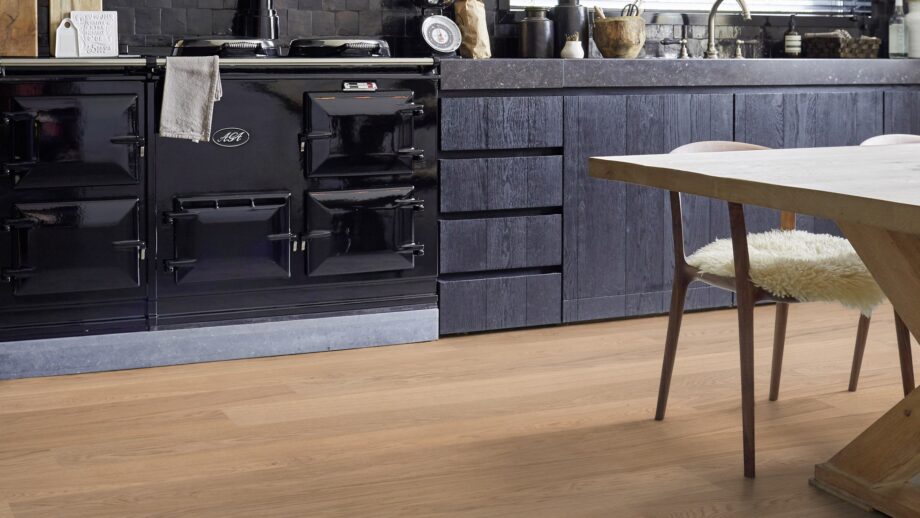 Parkett Tarkett, Shade, Tamm Misty Grey (hall) Plank XT, 1-lip, 2 külge mikrofaa 2 Tammeparkett Tarkett Shade Misty Grey Plank XT köögis