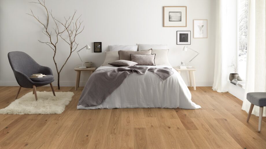 Parkett Tarkett, Shade, Tamm Nutmeg Plank XT, 1-lip, 2 külge mikrofaas, harjatud 3 Tammeparkett Tarkett Shade Nutmeg Plank XT magamistoas
