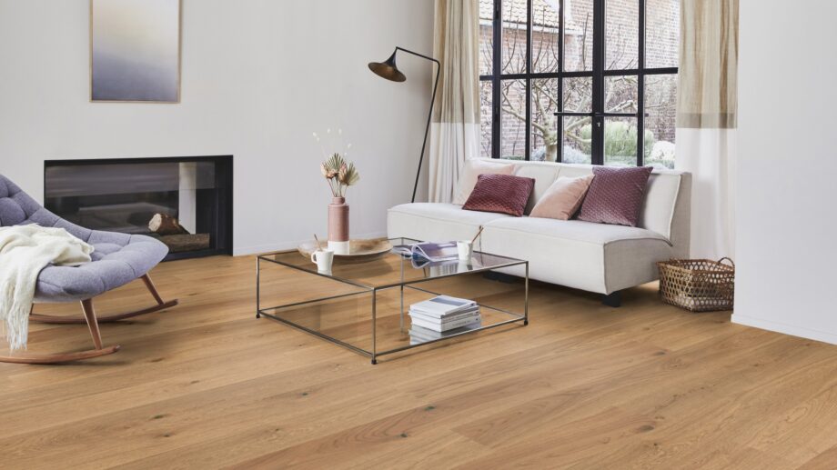 Parkett Tarkett, Shade, Tamm Nutmeg Plank XT, 1-lip, 2 külge mikrofaas, harjatud 1 Tammeparkett Tarkett Shade Nutmeg Plank XT elutoas