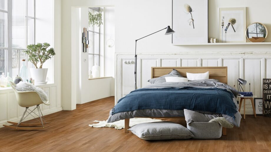 Parkett Tarkett, Shade, Tamm Almond TreS, 3-lip, harjatud, peits ja Proteco Natu 3 Tammeparkett Tarkett Shade Almond TreS magamistoas