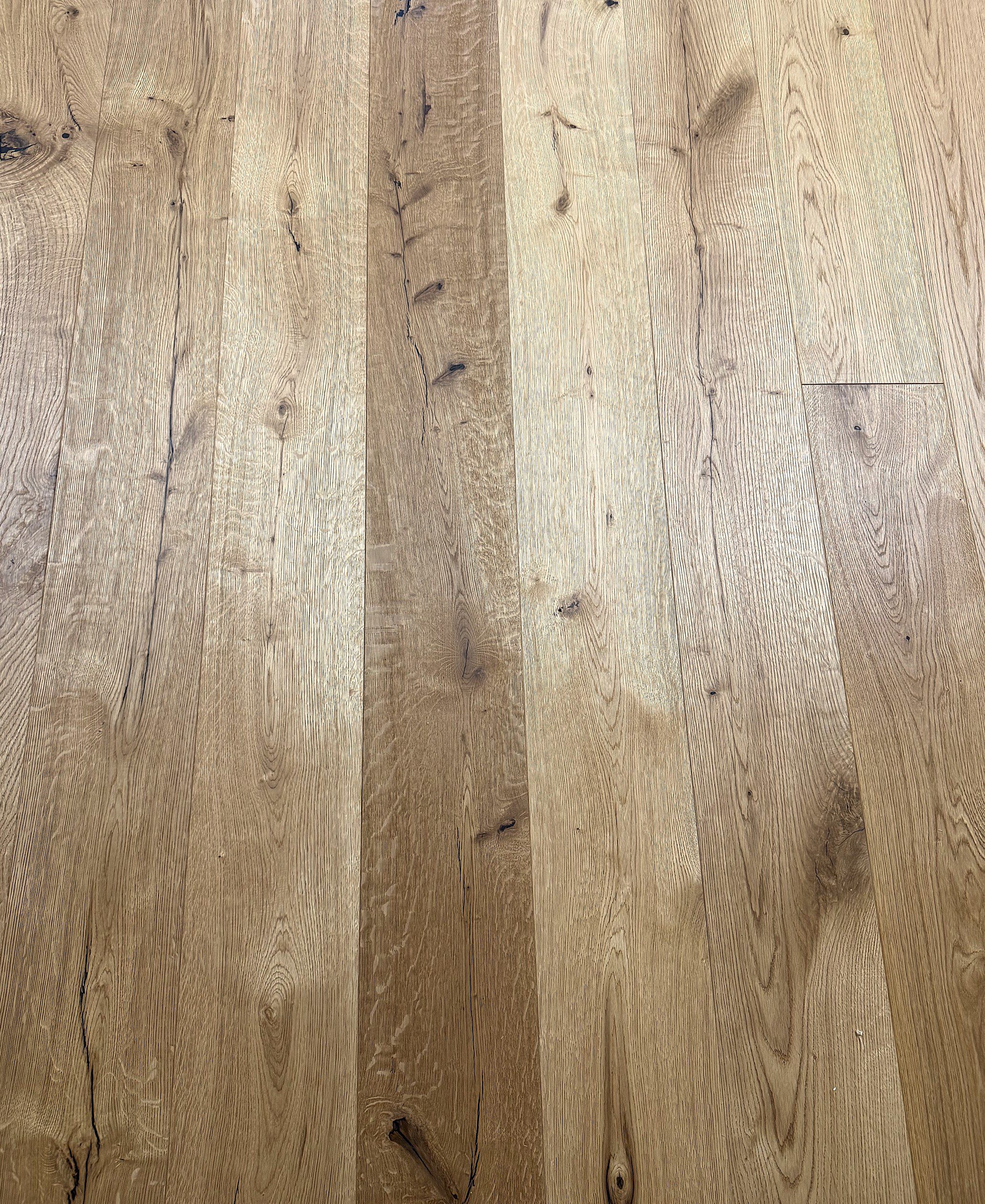 Parquet floor oak Markant 1-strip, bevelled, brushed and oiled, 189 mm, installed – natural tone with lively knots and natural cracks (rustic grade)