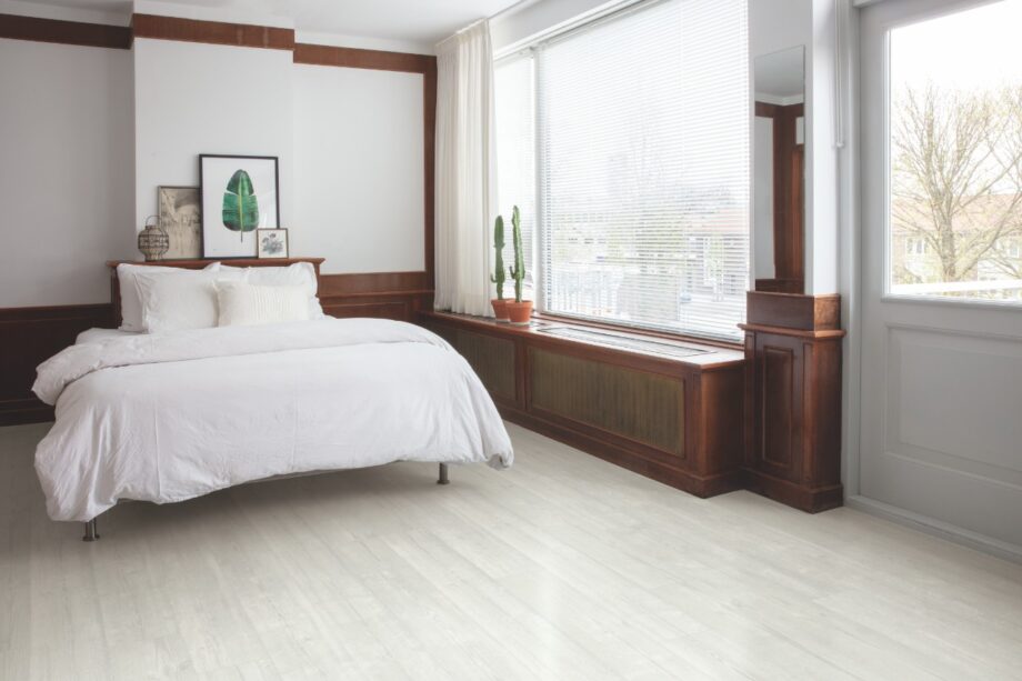 Vinyl parquet SPC Quick Step snow pine alpha medium planks, beveled