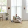 lvt-kalasaba-parkett-quick-step-pristine-serene-oak-light-natural LVT kalasaba parkett Quick Step Pristine Serene Oak Light Natural paigaldatud elutoa põrandale