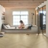 vinylboden-fischgrät-lvt-quick-step-pristine-serene-oak-light-natural Vinylboden Fischgrät LVT Quick Step Pristine Serene Oak Light Natural – verlegt auf dem Schlafzimmerboden.