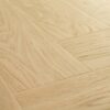 kalanruotovinyyli-quick-step-ciro-pure-oak-blush Kalanruotovinyyli Quick Step Ciro Pure Oak Blush – lämminsävyinen vaalea tammi, jossa on hienovaraisesti harjattu pinta ja luonnollinen puunsyykuvio. Hillitty ja elegantti sävy luo pehmeän ja modernin ilmeen skandinaaviseen sisustukseen.