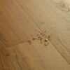 lvt-parkett-quick-step-bloom-botanic-caramel-oak LVT parkett Quick-Step Bloom Botanic caramel oak tooni ja disaini kirjeldus. Veepiisad parketil viitamaks veekindlusele.