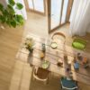 rigid-vinyl-quick-step-bloom-brushed-oak-honey Rigid Vinylboden Quick Step Bloom Brushed Oak Honey im Esszimmer verlegt, Esstisch und Stühle, Blumen, Frühstück auf dem Tisch.