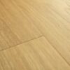 Vinüülparkett Quick-Step Bloom Pure Oak Honey sooja naturaalse tamme tooni ja oksavaba puidu mustriga.