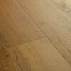 vinyylilankku-quick-step-bloom-botanic-caramel-oak Vinyylilankku Quick Step Bloom Botanic Caramel Oak, lämmin karamellinruskea tammen sävy ja lankkudesign.