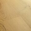 vinyylilankku-quick-step-bloom-brushed-oak-honey Vinyylilankku Quick Step Bloom Brushed Oak Honey, lämmin hunajainen tammen sävy ja harjattu tammikuviointi.