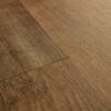 vinyylilankku-quick-step-bloom-sundown-pine Vinyylilankku Quick Step Bloom Sundown Pine, lämmin kullanruskea mäntysävy ja lankkudesign.