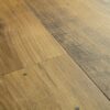 Vinyylilankku Quick Step Blos Vintage Chestnut Natural asennettu lattialle luonnollinen kastanjanruskea sävy lämmin ja ajaton puukuosi elävä puunsyy ja kevyt sävyvaihtelu vinyylilattia sisustuksessa