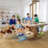 vinyylilankku-tarjous-quick-step-bloom-brushed-oak-honey Vinyylilankku tarjous Quick Step Bloom Brushed Oak Honey asennettuna ruokailutilan lattialle, mies ja nainen syövät aamiaista lasten kanssa ruokapöydän ääressä, koira pöydän vieressä.