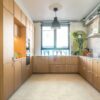 klick-vinyl-mit-trittschalldammung-quick-step-illume-pebble-concrete Klick-Vinyl mit Trittschalldämmung Quick-Step Illume Pebble Concrete, verlegt auf dem Küchenboden – moderne Küchenmöbel und eine helle Betonoptik.