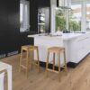 laudparkett-bauwerk-boen-casapark-tamm-46-vivo-harjatud-avorio-hele-olivaha-138mm Laudparkett Buwerk Boen Casapark tamm 46 Vivo harjatud Avorio heleda õlivahaga kaetud. Paigaldatud modernse köögi põrandale. Köögisaar koos toolidega.